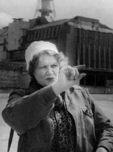 Lina Kostenko vor dem Atomkraftwerk Tschornobyl